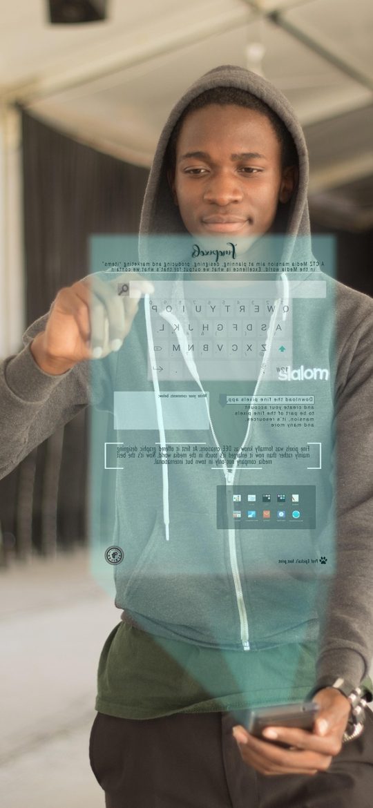 投屏配对界面截图，手机正在搜索同一 Wi-Fi 下的电视设备并显示设备名称列表，客厅沙发与电视背景虚化